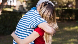 Ojo con el 'm&eacute;todo del abrazo', ya hay dos detenidos por enga&ntilde;ar a personas mayores para robarles joyas