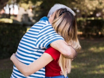 Ojo con el 'método del abrazo', ya hay dos detenidos por engañar a personas mayores para robarles joyas