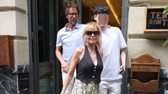 &Aacute;lvaro Mu&ntilde;oz Escassi y Lara Dibildos con su hijo en com&uacute;n