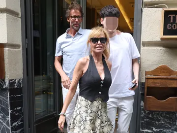 Álvaro Muñoz Escassi y Lara Dibildos con su hijo en común Álvaro Muñoz Escassi y Lara Dibildos con su hijo en común