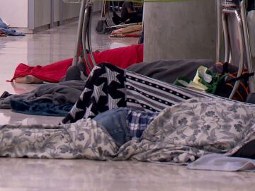 Personas sin hogar durmiendo en barajas