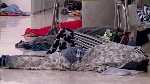 Personas sin hogar durmiendo en barajas Personas sin hogar durmiendo en barajas