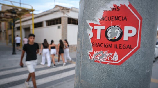 Pegatinas de colectivos contra la inmigraci&oacute;n ilegal que apoyaron las concentraciones en repulsa de la agresi&oacute;n al anciano en Torre Pacheco (Murcia) 