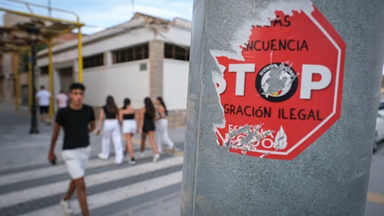 Pegatinas de colectivos contra la inmigración ilegal que apoyaron las concentraciones en repulsa de la agresión al anciano en Torre Pacheco (Murcia) Pegatinas de colectivos contra la inmigración ilegal que apoyaron las concentraciones en repulsa de la agresión al anciano en Torre Pacheco (Murcia)