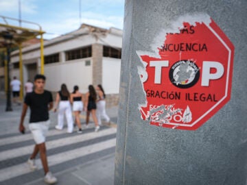 Pegatinas de colectivos contra la inmigración ilegal que apoyaron las concentraciones en repulsa de la agresión al anciano en Torre Pacheco (Murcia) 