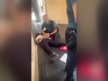 Desalojan a menores de un avión en Valencia