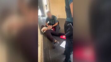 Desalojan a menores de un avión en Valencia