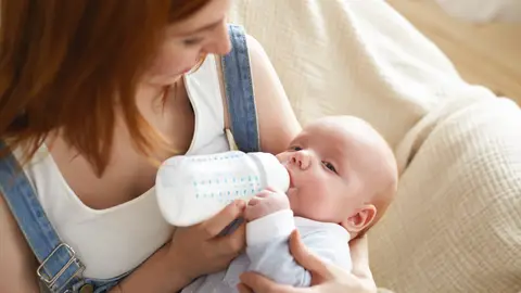 Madre alimentando a su bebé Madre alimentando a su bebé