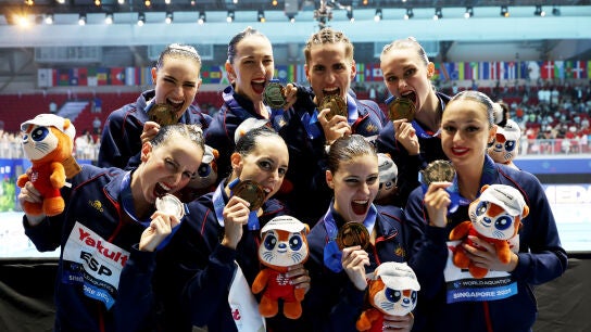 El equipo espa&ntilde;ol posando con las medallas