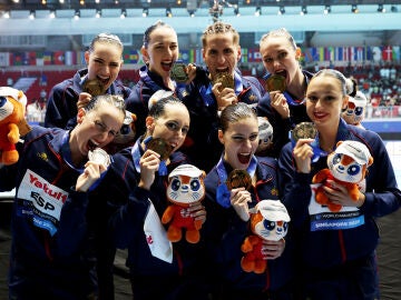 El equipo español posando con las medallas
