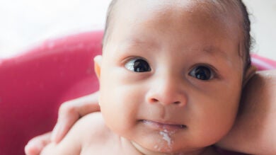 Diferencias entre vómito y regurgitación en bebés: cómo saber cuándo preocuparse