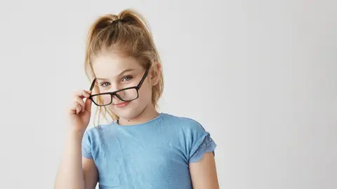 Niña mirado por encima de las gafas Niña mirado por encima de las gafas