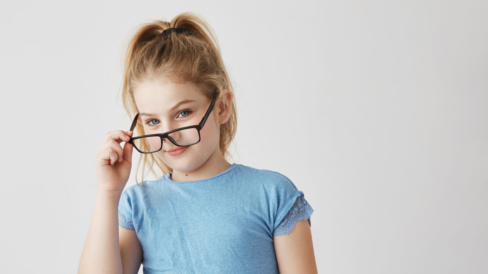 El truco para que los niños no miren por encima de las gafas 