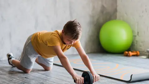 Niño haciendo ejercicio Niño haciendo ejercicio