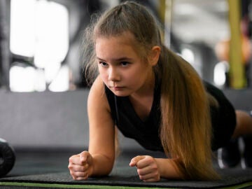 Ni&ntilde;a entrenando