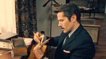Pelayo, presionado por don Pedro, roba unas cartas personales de Damián para indagar en su pasado 