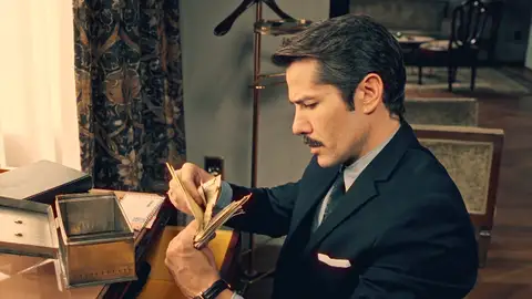 Pelayo, presionado por don Pedro, roba unas cartas personales de Damián para indagar en su pasado Pelayo, presionado por don Pedro, roba unas cartas personales de Damián para indagar en su pasado
