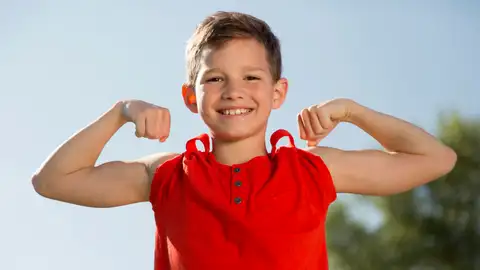 Niño haciendo fuerza Niño haciendo fuerza