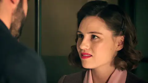Claudia miente a Raúl, ¡no quiere que piense que no fue a la partida de dominó por él! Claudia miente a Raúl, ¡no quiere que piense que no fue a la partida de dominó por él!