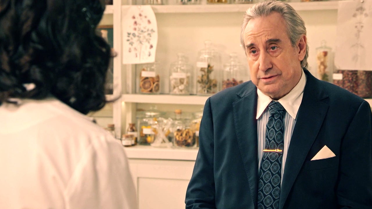 Don Pedro, orgulloso de su sobrina, le pide a Cristina que no se marche de la fábrica Don Pedro, orgulloso de su sobrina, le pide a Cristina que no se marche de la fábrica