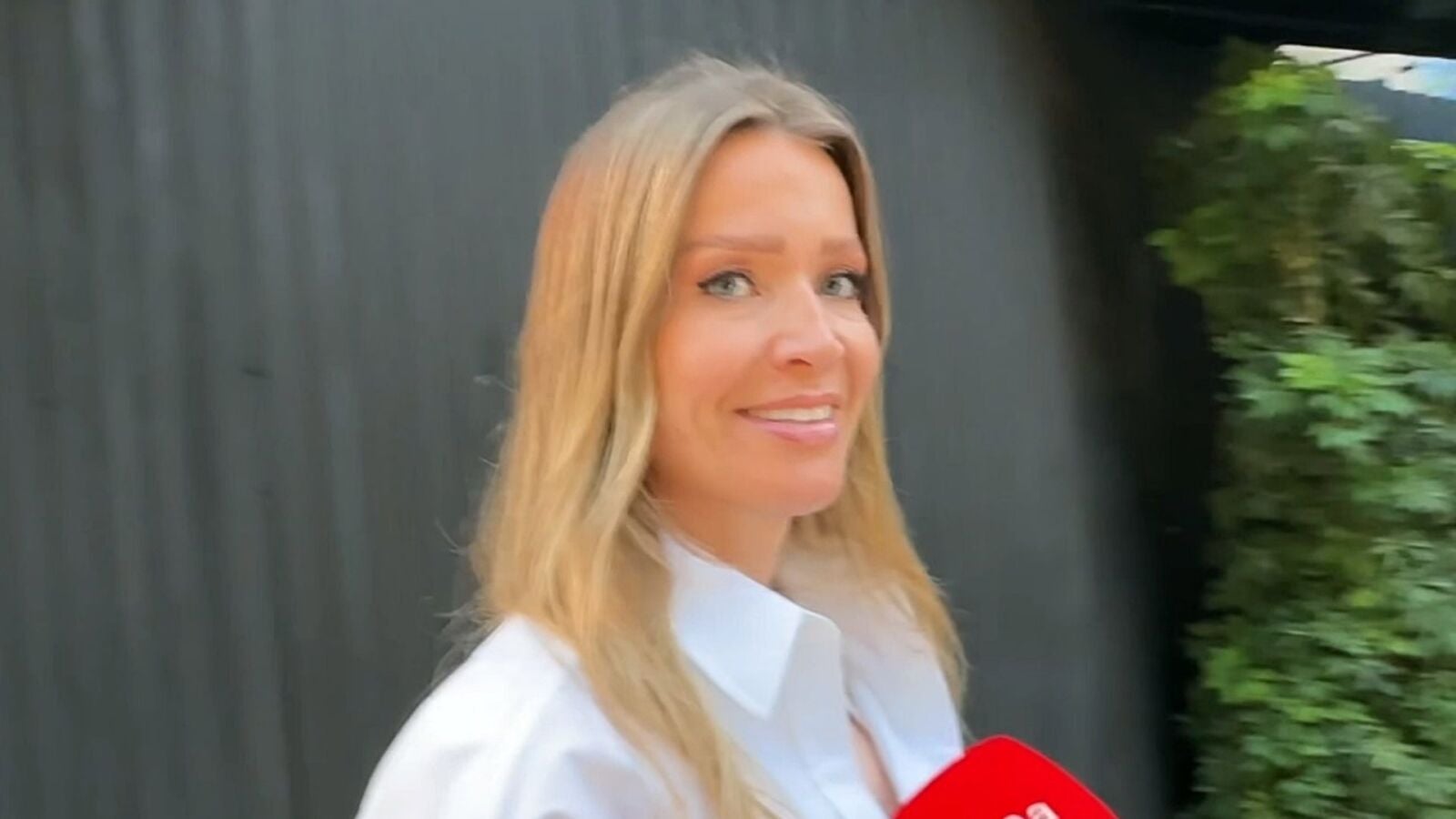 Nicole Kimpel discreta al preguntarle por la boda de Stella del Carmen Banderas