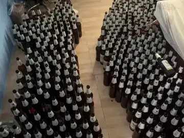 Los botellines del hombre que ha muerto a los 44 años tras pasar un mes alimentándose solo de cerveza Los botellines del hombre que ha muerto a los 44 años tras pasar un mes alimentándose solo de cerveza
