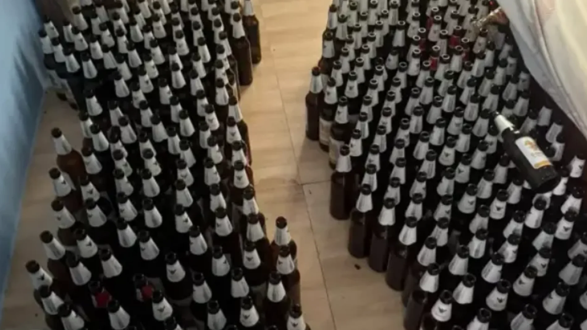Los botellines del hombre que ha muerto a los 44 años tras pasar un mes alimentándose solo de cerveza Los botellines del hombre que ha muerto a los 44 años tras pasar un mes alimentándose solo de cerveza