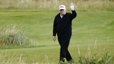 Donald Trump jugando al golf en Escocia