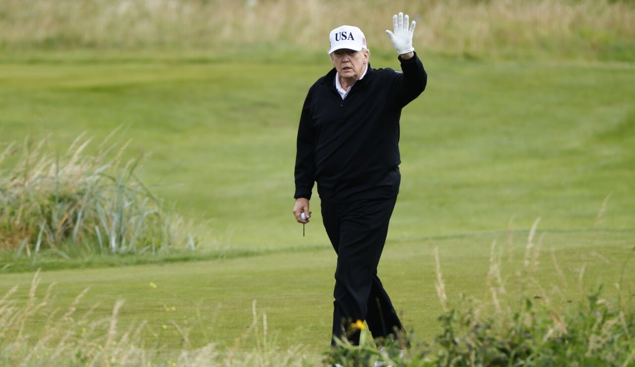 Donald Trump jugando al golf en Escocia