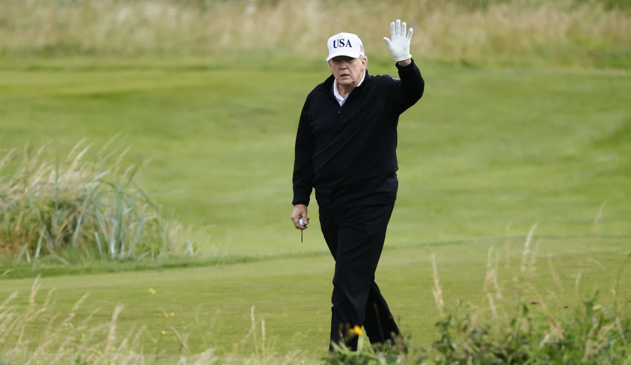 Donald Trump jugando al golf en Escocia