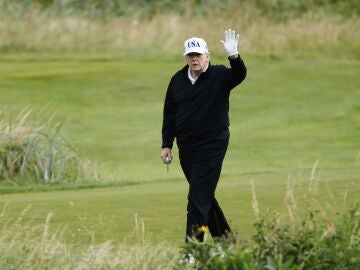 Donald Trump jugando al golf en Escocia