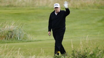Donald Trump jugando al golf en Escocia