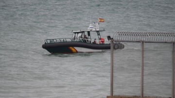 Dos embarcaciones de la guardia civil interceptan a varios migrantes, a 26 de julio de 2025, en Ceuta.