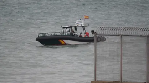 Dos embarcaciones de la guardia civil interceptan a varios migrantes, a 26 de julio de 2025, en Ceuta. Dos embarcaciones de la guardia civil interceptan a varios migrantes, a 26 de julio de 2025, en Ceuta.