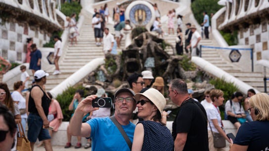 Turistas en Barcelona sac&aacute;ndose una foto