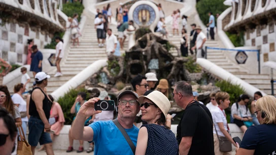 Turistas en Barcelona sacándose una foto Turistas en Barcelona sacándose una foto
