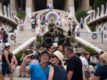 Turistas en Barcelona sacándose una foto