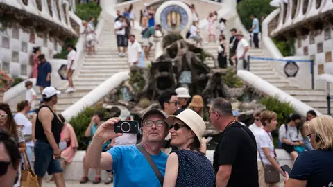 Turistas en Barcelona sacándose una foto Turistas en Barcelona sacándose una foto