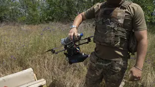 Imagen de un soldado sosteniendo un dron interceptado Imagen de un soldado sosteniendo un dron interceptado
