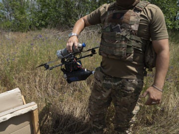 Imagen de un soldado sosteniendo un dron interceptado