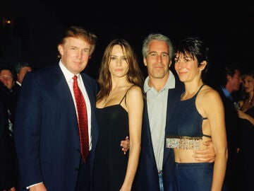 Trump, Melani Trump, Epstein y Maxwell en una foto de archivo