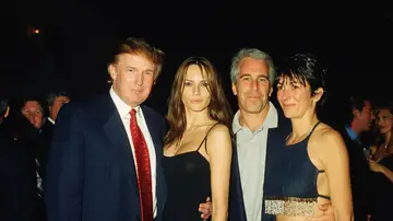 Trump, Melani Trump, Epstein y Maxwell en una foto de archivo Trump, Melani Trump, Epstein y Maxwell en una foto de archivo