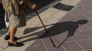 Imagen de un bast&oacute;n y los pies de una anciana.