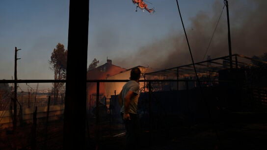 Un gran incendio forestal obliga a evacuar a m&aacute;s de 5.000 personas