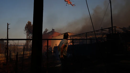 Un gran incendio forestal obliga a evacuar a más de 5.000 personas Un gran incendio forestal obliga a evacuar a más de 5.000 personas