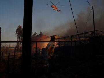 Un gran incendio forestal obliga a evacuar a más de 5.000 personas