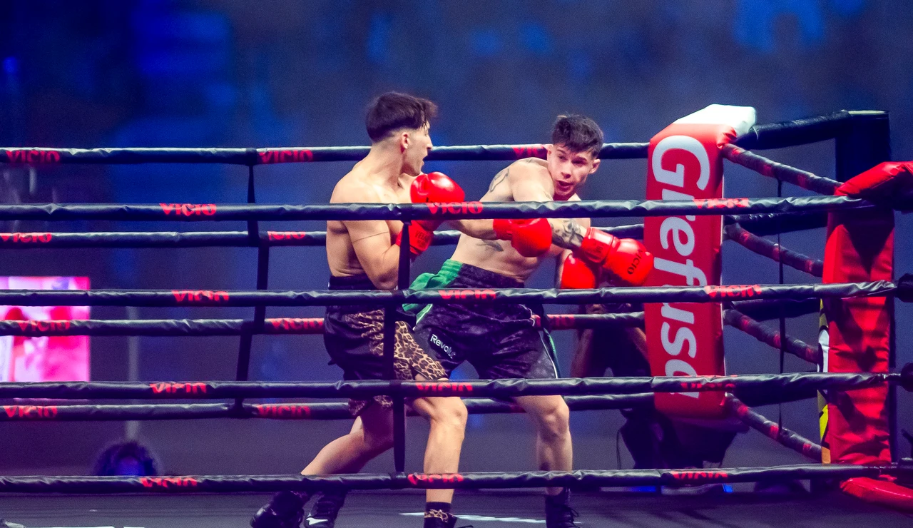 Viruzz y Mazza durante su combate en La Velada del Año V