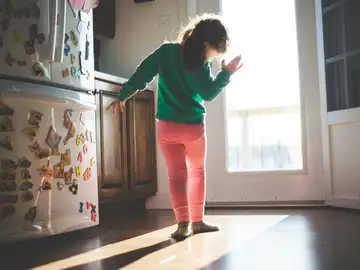 Niña de espaldas. Niña de espaldas.