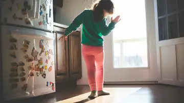 Niña de espaldas. Niña de espaldas.