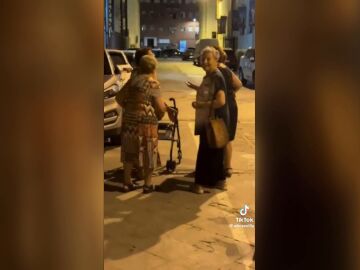 amigas mayores cantando a las tantas en Sevilla